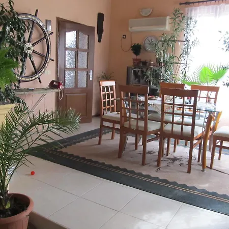 Oasis Bed & Breakfast Marinka
